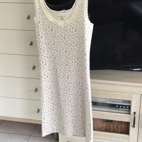 Brandy Melville Dresses & Skirts - Brandy Melville 100% cotton dress in flower print